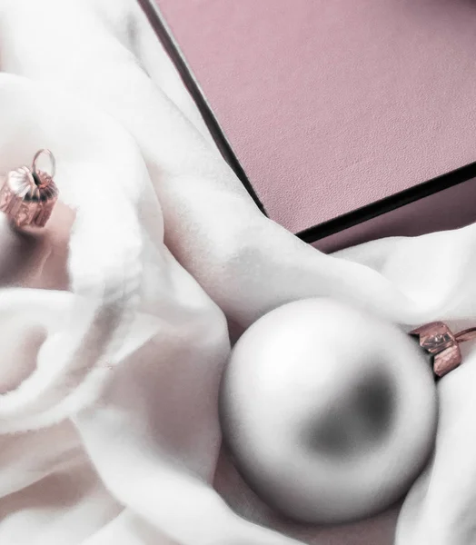 Natal fundo de férias, bugigangas festivas e vin rosa blush — Fotografia de Stock