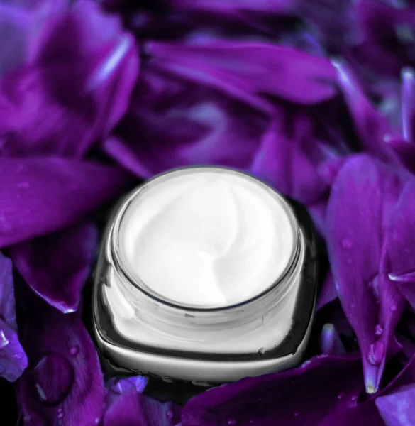 Creme hidratante de rosto de luxo para pele facial na flor roxa b — Fotografia de Stock