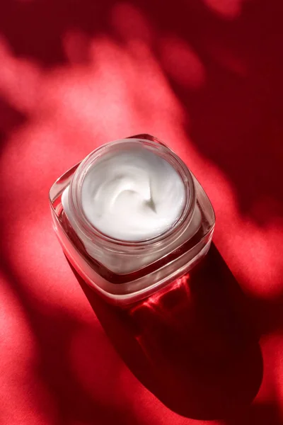 Crema facial hidratante de belleza para piel sensible, spa de lujo co — Foto de Stock