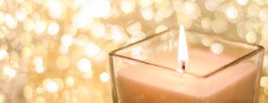 Aromatik mum altın Noel 'de ve yeni yıl parıltılarında