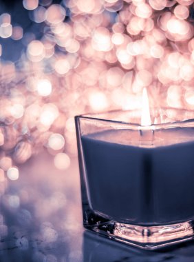 Noel 'de mavi aromatik mum ve yeni yıl ışıltısı.