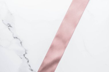 Bej ipek kurdele ve mermer arka planda fiyonk, cazibe mevcut 