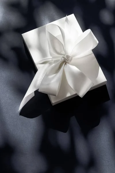 Πολυτελές λευκό κουτί δώρων με μεταξωτή κορδέλα και τόξο στο μαύρο — Φωτογραφία Αρχείου
