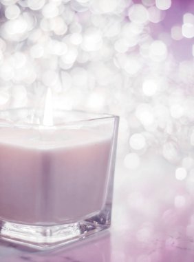 Noel 'de pembe aromalı mum ve yeni yıl parıltısı.