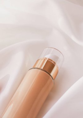 Tonal BB krem şişesi. Çıplak kayak için sıvı temel.