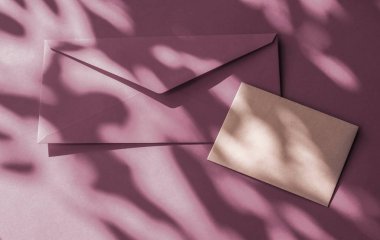 Flatlay model tasarımı olarak güzellik markası kimliği, bir kartvizit...