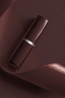 Lüks ruj ve çikolata bayramı arka planında ipek kurdele.,