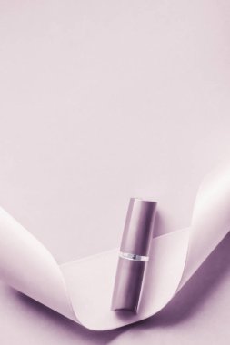 Lüks ruj ve ipek kurdele. Mor renkte tatil şapkası.