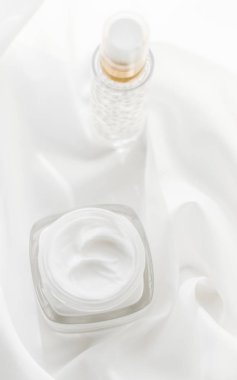 Yüz kremi, nemlendirici kavanoz ve beyaz ipeğe serum jeli, deri araba.