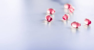 Sağlıklı beslenme için kırmızı haplar, destek hapları ve probi.