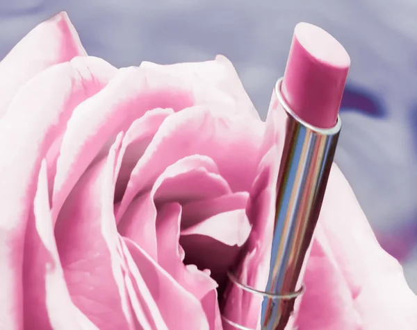 Lápiz labial rosa y flor de rosa sobre fondo líquido, impermeable g —  Fotos de Stock