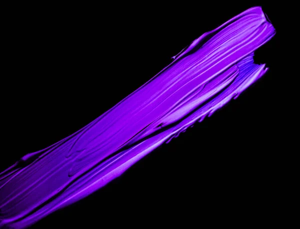 Purpurová barva stopy štětce neonové malby izolované na černé backgro — Stock fotografie