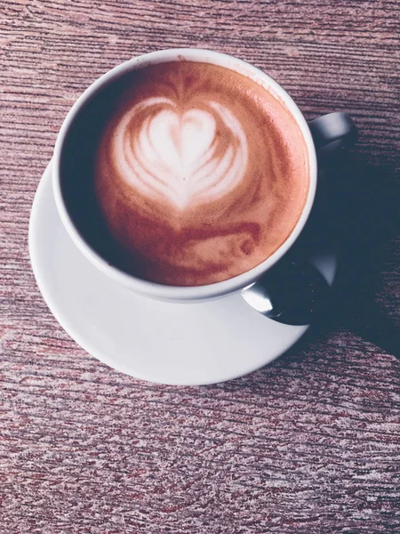 Cappuccino till frukost i Kafeteria, kaffekopp på bord i PA — Stockfoto