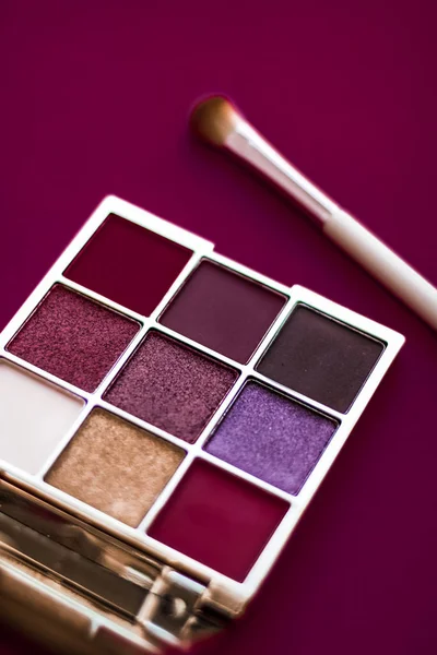 Eyeshadow palette and make-up brush on wine background, eye shad — Stock Photo, Image
