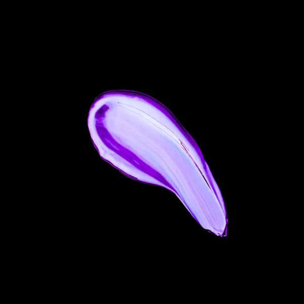 Фіолетова неонова текстура пензля ізольована на чорному фоні — стокове фото