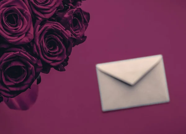 Láska dopis a květiny na Valentýna, luxusní bouqu — Stock fotografie