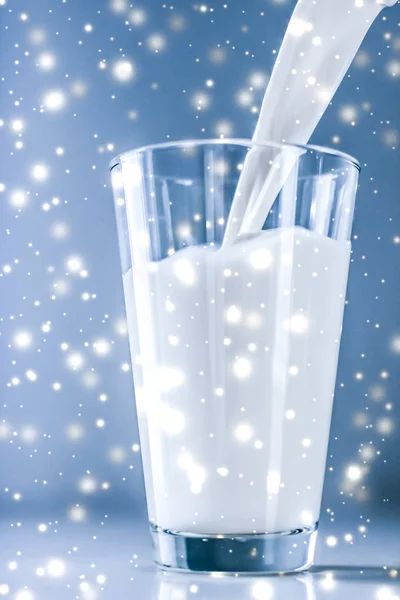 Kouzelný prázdninový nápoj, nalévání organického laktosy mléka do Glas — Stock fotografie