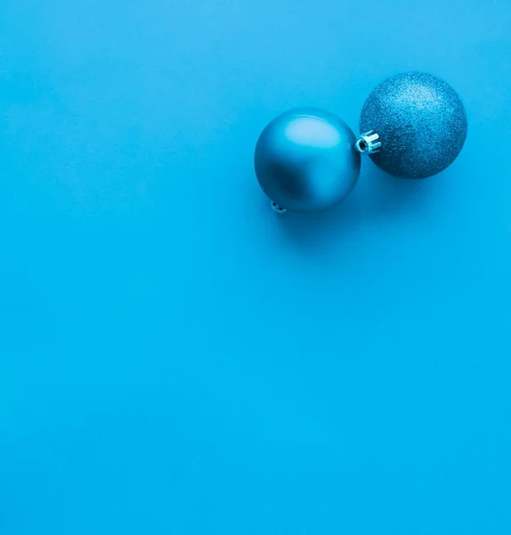 Bola de Navidad sobre fondo plano azul, holida de invierno de lujo — Foto de Stock
