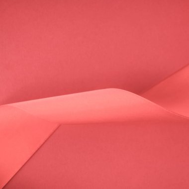 Mercan zemin üzerinde soyut kıvrımlı ipek kurdele, özel lüks.