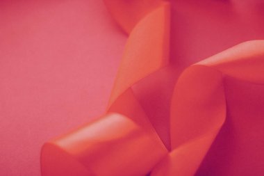 Gül arka planında soyut kıvrımlı ipek kurdele, özel lüks. 