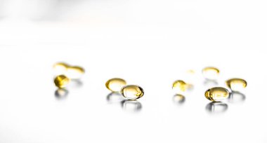 Sağlıklı beslenme için D vitamini ve Omega 3 hapları.