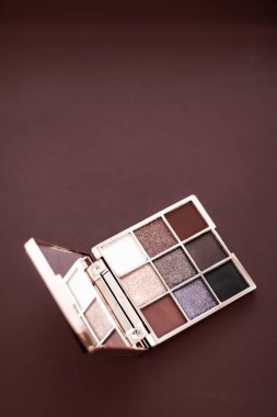 Göz falı paleti ve çikolata arka planda makyaj fırçası, göz.
