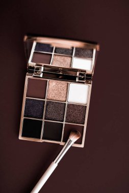 Göz falı paleti ve çikolata arka planda makyaj fırçası, göz.