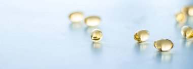 Sağlıklı beslenme için D vitamini ve Omega 3 hapları.