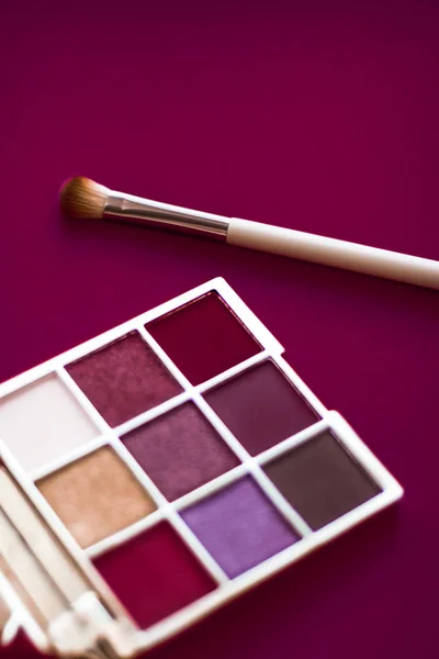 Eyeshadow palette and make-up brush on wine background, eye shad — Stock Photo, Image