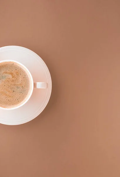 Copa de café caliente como bebida de desayuno, tazas planas en beige espalda — Foto de Stock