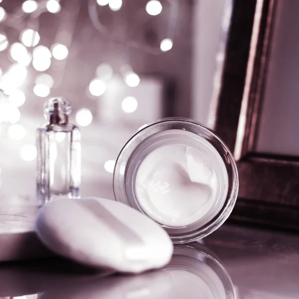 Crema hidratante facial de belleza anti-edad para piel sensible, lujo — Foto de Stock