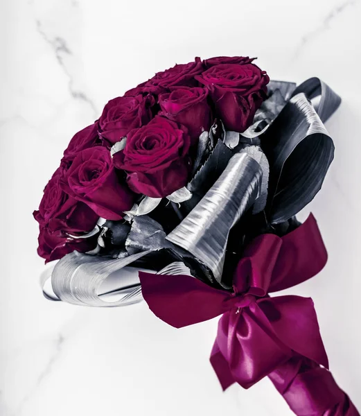 Buquê de luxo de rosas quilombolas sobre fundo de mármore, bela f — Fotografia de Stock