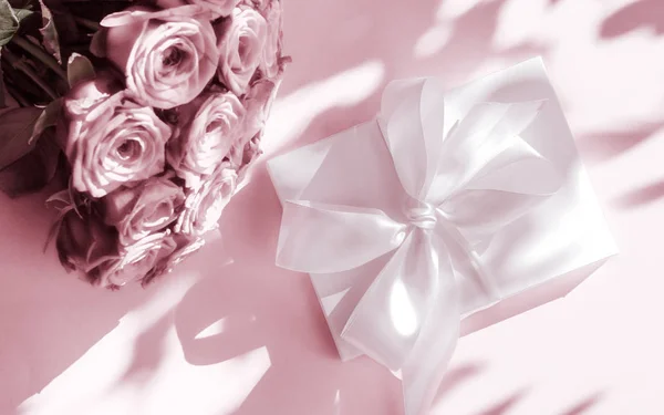 Роскошный праздник шелк подарочная коробка и букет роз на румяно-розовый — стоковое фото