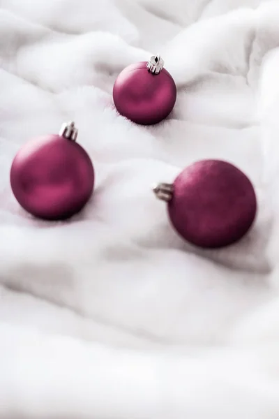 Purple Christmas baubles em fundo de pele macia branca, luxo wi — Fotografia de Stock