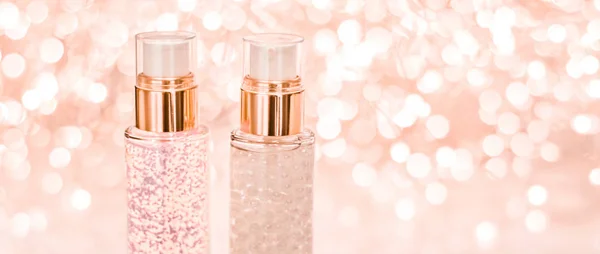 Gel base maquillaje de vacaciones, emulsión de suero, frasco de loción y rosa — Foto de Stock