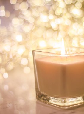 Aromatik mum altın Noel 'de ve yeni yıl parıltılarında