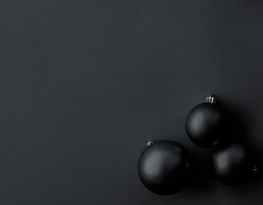 Siyah flatlay fon üzerinde Noel baubles, lüks kış holid