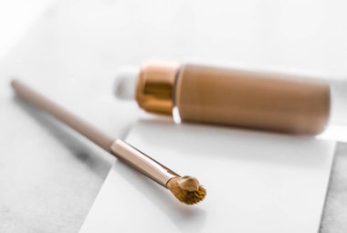 Makyaj şişesi ve mermer, makyaj fırçası