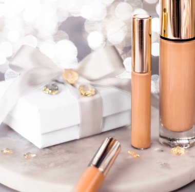 Makyaj malzemesi, kapatıcı ve beyaz hediye kutusu.