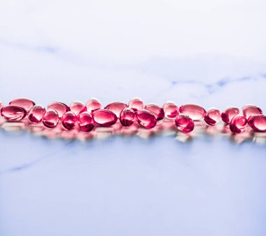 Sağlıklı beslenme için kırmızı haplar, destek hapları ve probi.