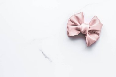 Bej ipek kurdele ve mermer arka planda fiyonk, cazibe mevcut 