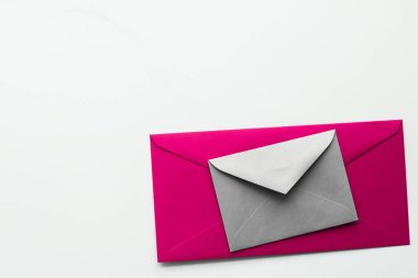 Mermer yatık arka planda boş kağıt zarflar, tatil posta