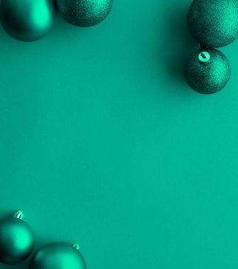 Yeşil flatlay zemin üzerinde Noel baubles, lüks kış holid