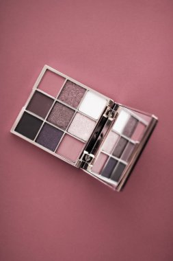 Göz falı paleti ve makyaj fırçası ruj arka planda, göz sha