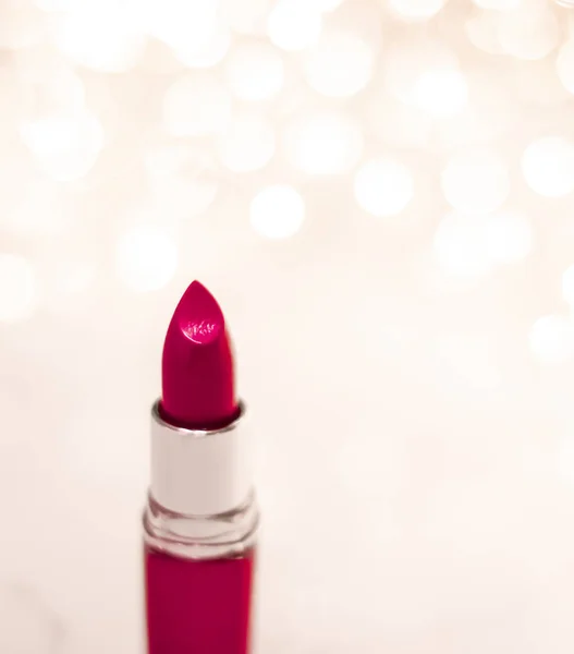 Lápiz labial granate en Navidad dorada, Año Nuevo y San Valentín Da —  Fotos de Stock