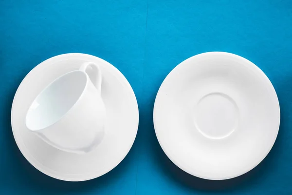 Weißes Geschirr-Set, leere Tasse auf blauem Flachboden — Stockfoto