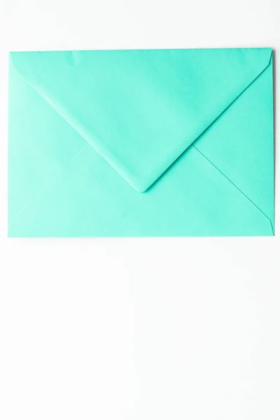 Enveloppes en papier vierges sur fond plat en marbre, courrier de vacances — Photo