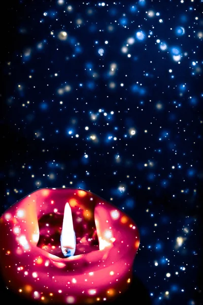 Mavi köpüklü kar arka plan kırmızı tatil mum, lüks 