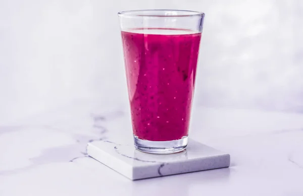 Jus de fruits de baie en verre, smoothie végétalien avec chia pour le régime alimentaire de — Photo