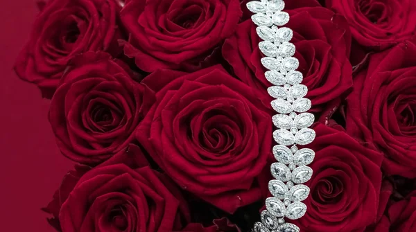 Pulsera de joyas de diamantes de lujo y rosas rojas flores, regalo de amor — Foto de Stock